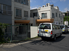 送迎の車とふきのとうの建物