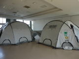 避難所室内でテントを利用している写真