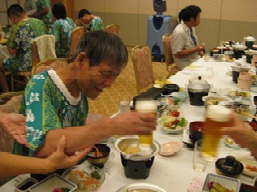 美味しそうな夕食の写真・ビールでカンパーイ！