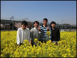 たくさんの菜の花の中で記念撮影